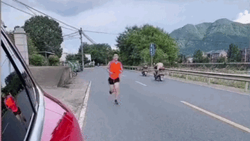 Cãi lại vợ không được, chồng chạy bộ 30km về nhà ngoại kể tội