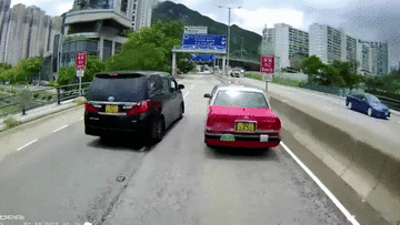 Hai ôtô 'cà khịa' nhau trên đường bị xe ben cho tắm bùn