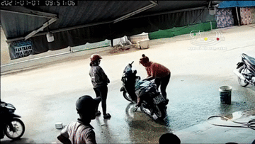 'Cắm mắt' vào điện thoại, thanh niên lao thẳng xe vào 2 người phụ nữ