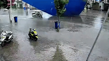 Miếng tôn lớn trên trời rơi xuống suýt đè bẹp người đi đường