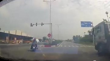 Xe container phanh ‘cháy lốp’ tránh 2 cô gái sang đường bất cẩn