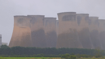 Khoảnh khắc 4 tháp giải nhiệt nhà máy điện bị đánh sập trong tích tắc