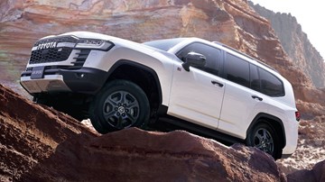 Công nghệ off-road đỉnh cao mới trên Toyota Land Cruiser GR Sport 2022