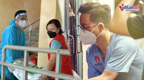 Bác sĩ nha khám chữa miễn phí, mang hàng tấn gạo trứng đi cứu trợ mùa dịch