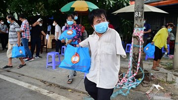 TP.HCM: Mất việc vì dịch, dân nghèo nghẹn ngào vui sướng nhận quà hỗ trợ