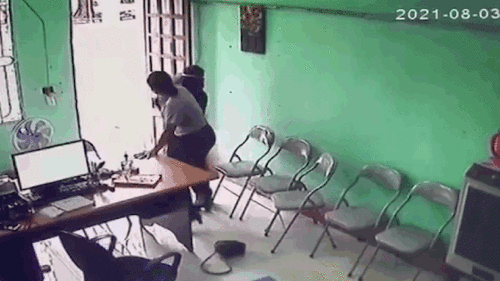 Nữ nhân viên quỹ tín dụng kiên cường chống trả nghi phạm dùng dao cướp tiền