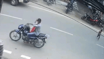 Bị ô tô cuốn vào gầm, cậu bé ‘may mắn nhất năm’ chỉ bị vài vết bầm tím