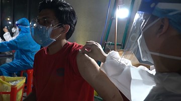 Y bác sĩ miệt mài hỗ trợ tiêm vaccine cho người dân quận 8 trong đêm