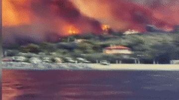 Đảo Hy Lạp chìm trong biển lửa, kinh dị như trong phim thảm họa