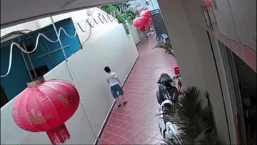 Bé trai suýt mất mạng vì cục bê tông rơi từ trên cao xuống sân nhà