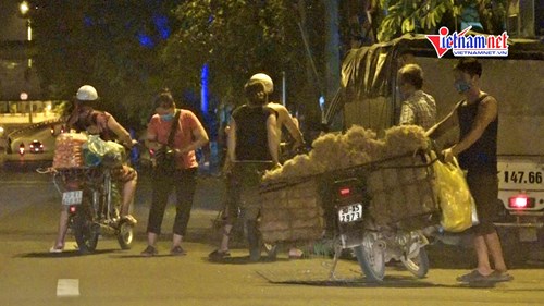 Chợ Long Biên phong tỏa, tiểu thương ‘lập chợ cóc’ buôn bán bên ngoài