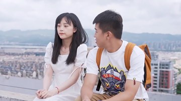 Anh chàng 'gài hàng' để bạn gái xinh đẹp tỏ tình trước và cái kết bất ngờ