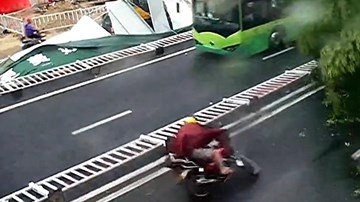 Khoảnh khắc bão Lupit đổ bộ vào Trung Quốc ‘thổi bay’ người đi xe máy