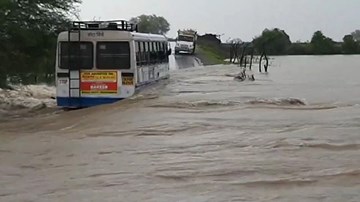Giải cứu 40 hành khách trên chiếc xe buýt mắc kẹt giữa dòng lũ dữ