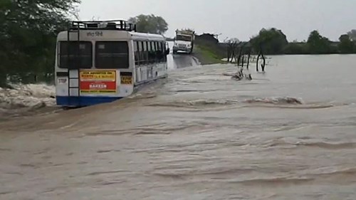 Giải cứu 40 hành khách trên chiếc xe buýt mắc kẹt giữa dòng lũ dữ