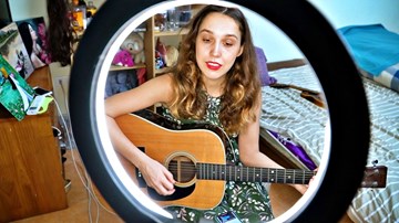 Cuộc sống đầy màu sắc của cô gái Nga xinh đẹp ngày Hà Nội giãn cách