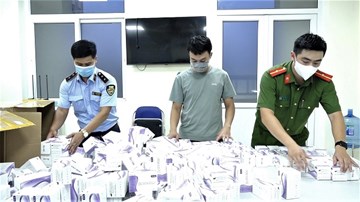 Hà Nội: Bắt 1.100 test nhanh Covid-19 không rõ nguồn gốc xuất xứ