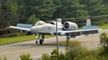 Mỹ diễn tập cho cường kích cơ 'lợn lòi' A-10 Warthog hạ cánh trên cao tốc