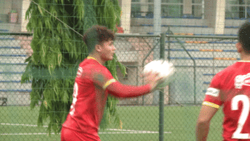 Quang Hải xuất hiện với tóc xoăn lạ, chơi 'bóng chuyền' cùng đồng đội