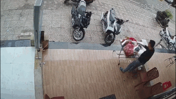 Người phụ nữ điều khiển xe máy bất ngờ lao lên vỉa hè, xô đổ bàn đồ ăn