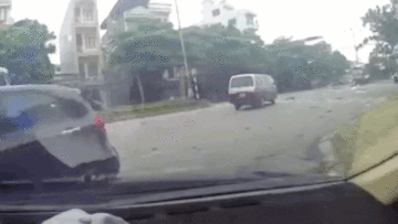 Xe Van sang đường bị xe đầu kéo đâm xoay tròn tại Hải Dương