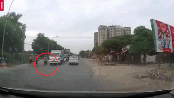 Tránh chó chạy sang đường, người đi xe máy suýt bị ô tô đâm