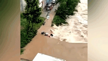 Người đàn ông dũng cảm cứu cô gái đi xe máy bị lũ cuốn xuống sông