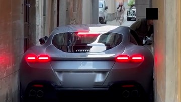 Tài xế khổ sở khi lái siêu xe đi vào con phố siêu hẹp