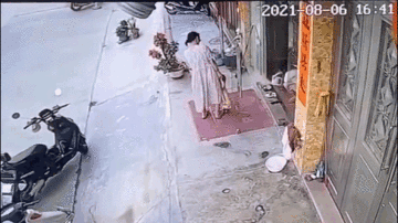 Đứng xem nướng mực, hai mẹ con bị bắt lửa vào người