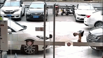 Cậu bé cúi người buộc dây giày bị ô tô cuốn vào gầm