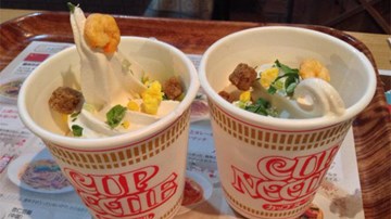 Kem vị mỳ ăn liền của Nhật Bản gây sốc cho thực khách