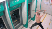 Người đàn ông đập phá hàng loạt cây ATM vì 30 tuổi chưa làm được gì