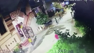 Đang chơi đùa trong ngõ, nhóm trẻ em suýt bị 'xe điên' đâm trúng