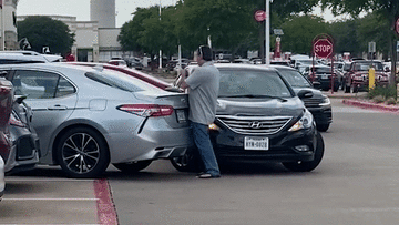 Nữ tài xế điên cuồng đâm xe khác sau khi gây tai nạn