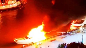 Du thuyền bốc cháy ngùn ngụt khi đang chở khách ngắm cảnh trên sông