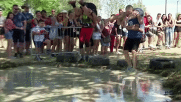 Cười lăn với cuộc thi cõng vợ cấp quốc gia ở Hungary