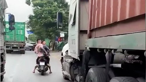 Container bon chen vào làn xe máy bị 2 thanh niên xăm trổ chặn đầu