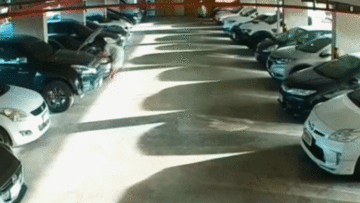 Quên kéo phanh tay khi kiểm tra động cơ, nữ tài xế gặp tai nạn bất ngờ
