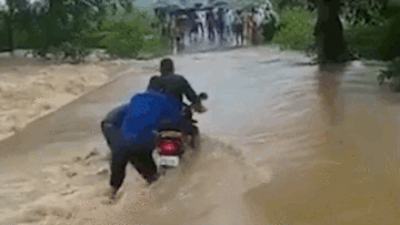 Cá cược vượt qua dòng nước lũ, 3 thanh niên đứng nhìn ‘của đi thay người’