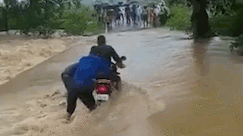 Cá cược vượt qua dòng nước lũ, 3 thanh niên đứng nhìn ‘của đi thay người’
