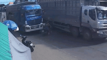 Đứng vào điểm mù xe tải lớn, người phụ nữ có màn ‘thoát thân’ may mắn