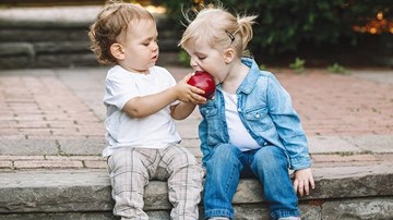 Hành động nhỏ giúp trẻ trở nên rộng lượng, nói không với ích kỷ