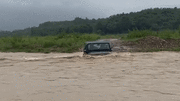 Không độ ống thở, xe 'Jeep Ấn Độ' vẫn lội sông phăm phăm