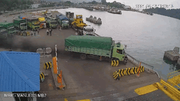 Xe tải bất ngờ mất lái lao thẳng xuống sông, tài xế thoát chết may mắn