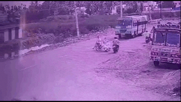 Bị ngã xe, người đàn ông phản ứng cực nhanh tránh kịp bánh xe buýt