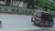 Khoảnh khắc hai thanh niên chạy xe máy lao thẳng vào đuôi xe Limousine
