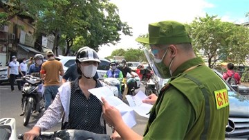 Hàng loạt người ra đường không có lý do bị tổ công tác đặc biệt xử lý