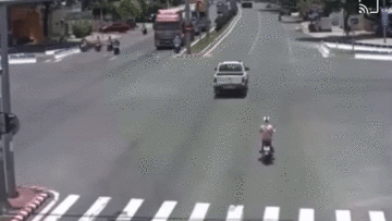 Tông trúng xe bán tải, xe cứu thương lật nghiêng giữa ngã tư
