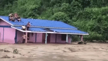 Giải cứu gia đình bị mắc kẹt trên nóc nhà giữa dòng nước lũ cuồn cuộn