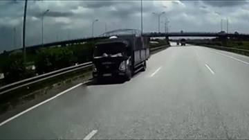 Xe tải chạy ngược chiều trên cao tốc ở làn 100km/h
